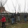 Mit der Hilfe zahlreicher Eltern und von Michael Dormann (Biosphärenreservat Rhön) und Daniel Scheffler (Naturpark-Ranger) wurden am Kindergarten in Urspringen zwei Tipis und ein Tunnel aus Weidenruten aufgebaut.