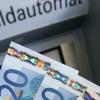 Banknoten vor den Geldautomaten einer Sparkasse. 