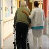 Pflegefachkräfte hatten schon vor der Corona-Ausbreitung alle Hände voll zu tun. Träger von Seniorenheimen fordern nun Unterstützung durch Ärzte.