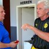 Immer im Einsatz: Walter Braun (links) beim Interview mit dem ehemaligen Bundestrainer Erich Ribbeck. Die AH-Mannschaft des SV/DJK Sommerach kickte 2015 gegen eine prominent besetzte Dortmunder Auswahl, zu der auch Ribbeck gehörte.  