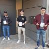 Vor dem Wollbacher Rathaus präsentieren die Hauptorganisatoren "Helfen statt Zuschauen" vom Räumle Wollbach ihre Aktion (von links): Marco Benkert, Linus Reder und Alexander Hoch.