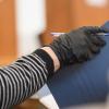 Mit Plastikhandschuhen versuchen sich die Wahlhelfer in Würzburg vor einer Ansteckung mit dem Coronavirus zu schützen (Symbolbild).