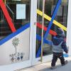 Vor verschlossenen Türen: Kindergärten und Schulen sind wegen des Coronavirus geschlossen. Dieser junge Mann schaute vergangene Woche bei einem Spaziergang mal bei seinem Kindergarten Mariä Himmelfahrt in Bad Neustadt vorbei.