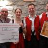 Der Kirchenpfleger der katholischen Kirche Rödelsee Henry Holl überreichte bei der Jahresversammlung des Musikvereins Rödesee eine Spende über 100 Euro an Weinprinzessin Damaris I, Vorsitzender Tobias Wandler und Wolfgang Bayer.