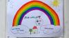 Ein von Kindern gemaltes Regenbogenbild an einer Wohnungstür ruft in der Coronakrise dazu auf, zu Hause zu bleiben. Diese Maßnahme hilft vor allem Risikopatienten.
