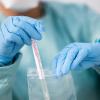 Eine Ärztin verpackt an einer Drive-in-Teststation einen Abstrich von einem Patienten in eine Plastiktüte. Menschen mit Covid-19-Verdacht können sich hier nach Voranmeldung testen lassen.
