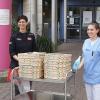 Melanie Göb vom Pizzalieferdienst "Heißer Ofen" aus Bergrheinfeld bei der Übergabe der Pizzen am St. Josef Krankenhaus Schweinfurt.