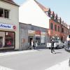 Kurt Emmerich sorgt in Heidingsfeld für musikalische Abwechslung während der Coronakrise. Auch wenn nur wenig Leute unterwegs sind, bleiben die meisten stehen, hören zu und applaudieren –natürlich mit Abstand voneinander. Kurt Emmerich sorgt in Heidingsfeld für musikalische Abwechslung während der Coronakrise. Auch wenn nur wenig Leute unterwegs sind, bleiben die meisten stehen, hören zu und applaudieren –natürlich mit Abstand voneinander.