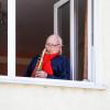 Der Saxophonspieler von Heidingsfeld: Kurt Emmerich packt sein Saxophon aus und sorgt für musikalische Abwechslung während der Coronakrise.