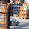 Ein Mann lädt in einem Getränkemarkt leere Wasserkästen aus einem Auto. Getränkehändler appellieren an ihre Kunden, Leergut zurückzubringen. Ein Mann lädt in einem Getränkemarkt leere Wasserkästen aus einem Auto. Getränkehändler appellieren an ihre Kunden, Leergut zurückzubringen.