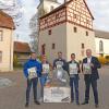 Die Spieleautoren Martin Bethäuser (links), Fabian Schwab (Mitte) und Christoph Kraus (Zweiter von rechts) mit Sabine Baumeister (Fachbereichsleiterin bei der Stadt Lauda-Königshofen) und Bürgermeister Thomas Maertens.