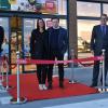 Der Rewe-Markt in Waldbüttelbrunn hat nun endlich geöffnet. Kurz vor Durchschneiden des Absperrbandes am frühen Morgen (von links): Ralf Rösner (Bäckerei Rösner), Britta und Bruce Glemser (Inhaber) und Bürgermeister Klaus Schmidt mit Frau Sandra.