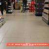 Anfangs noch belächelt, mittlerweile aber überwiegend akzeptiert: Die Abstandsmarkierungen in Supermärkten.