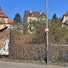 Blick vom Stadtring auf die Grundstücke Kantstraße 6 und 7 -  rechts im Bild das leer stehende Wohnhaus, das einem Studentenwohnheim weichen soll.
