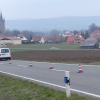 Schrecklicher Anblick: Zwei tote Pferde und eine schwer verletzte Autofahrerin sind die Bilanz eines Unfalls am Freitagmorgen bei Urspringen. Die Polizei vermutet, dass jemand den Stall unerlaubt geöffnet hat, weswegen die Tiere frei umherlaufen konnten.