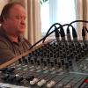 Pastoralreferent und Kirchenmusiker Johannes Eirich sorgt für die musikalische Begleitung der Gottesdienste; im Vordergrund das Mischpult des Videoteams der Pfarrei. Pastoralreferent und Kirchenmusiker Johannes Eirich sorgt für die musikalische Begleitung der Gottesdienste; im Vordergrund das Mischpult des Videoteams der Pfarrei.