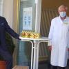 Andreas Havlik (Direktor Maritim Hotel Würzburg) überreichte eine süße Osterüberraschung an Prof. Dr. Christian Speer (Direktor der Universitäts-Kinderklinik).