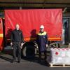 Brandoberinspektor Christoph Gehrig (links), stellvertretender Abteilungsleiter Technik bei der Stadt Würzburg, und Michael Möllmann, SGU-Manager bei BASF Coatings Würzburg mit dem bereit gestellten Desinfektionsmittel.