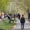 Zahlreiche Menschen tummelten sich am Ostersonntag am Mainufer in Würzburg.