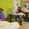 Mitarbeitende der Caritas-Don Bosco gGmbH nähen Schutzkittel für den guten Zweck.