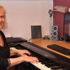 Das Bild zeigt Claudia Bähr beim musikalischen Online-Unterricht.