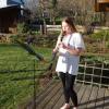Barfuß auf der Gartenterrasse: mit der Klarinette. Barfuß auf der Gartenterrasse: mit der Klarinette.