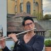 Sie spielt Querflöte auf ihrer Terrasse. Sie spielt Querflöte auf ihrer Terrasse.