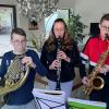 Musikalische Familien spielen mehrstimmig. Musikalische Familien spielen mehrstimmig.