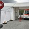 Auf dem Gelände der „Drive-Through“-Teststation sind die genauen Anweisungen des Personals zu befolgen. Auf dem Gelände der „Drive-Through“-Teststation sind die genauen Anweisungen des Personals zu befolgen.