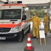 An der "Drive-Through"-Teststation in Heustreu sind die Einsatzkräfte des BRK Kreisverbandes Rhön-Grabfeld im Einsatz. Natürlich mit der entsprechenden Schutzkleidung.  Sie übernehmen die sanitätsdienstliche Absicherung und stellen den Fahrdienst für die Laborproben.