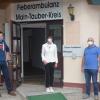 Dr. Carsten Köber, Sozialdezernentin Elisabeth Krug (Landratsamt Main-Tauber-Kreis) und Dr. Roland Rechtenwald vor dem Eingang der neuen Fieberambulanz in Bad Mergentheim.
