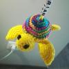 Silvia Müller häkelt kleine, bunte Schildkröten für Kinder in aller Welt. Silvia Müller häkelt kleine, bunte Schildkröten für Kinder in aller Welt.