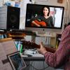Musiklehrer Georg Fath unterrichtet eine seiner Schülerinnen, Petra Breitenbach, via Skype.