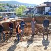 Die Einweisung der am Kindergartenneubau beteiligten Firmen durch Bürgermeister Uwe Klüpfel (rechts) und Architekt Stephan Haas (Mitte) musste aus aktuellem Anlass in gebührendem Abstand erfolgen. Die Prognose für die Fertigstellung und Inbetriebnahme sieht das kommende Frühjahr vor.