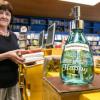 In der Buchhandlung Knodt bereitet die Inhaberin Elisabeth Stein-Salomon die Eröffnung vor - das Desinfektionsmittel steht schon bereit. In der Buchhandlung Knodt bereitet die Inhaberin Elisabeth Stein-Salomon die Eröffnung vor - das Desinfektionsmittel steht schon bereit.