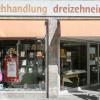 Noch müssen die Kunden sich von der Schaufensterauslage inspirieren lassen. Am 27. April öffnet dann auch wieder die Buchhandlung Dreizehneinhalb. 