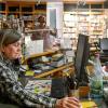 Im Buchladen Neuer Weg laufen neben den telefonischen Bestellungen (Ursula Drescher) die Vorbereitungen für die Wiedereröffnung durch Frank Freund, der den sogenannten Spuckschutz an der Kasse anbringt. Im Buchladen Neuer Weg laufen neben den telefonischen Bestellungen (Ursula Drescher) die Vorbereitungen für die Wiedereröffnung durch Frank Freund, der den sogenannten Spuckschutz an der Kasse anbringt.