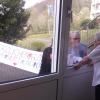 Herzergreifende Szenen im Haus am Kurpark: Erika Herrmann durfte an ihrem 100. Geburtstag aufgrund der Corona-Krise keine Besucher empfangen. Deshalb kamen ihre Angehörigen kurzerhand mit Plakaten an die Scheibe und sangen ihr ein Ständchen.