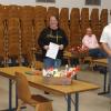 Bürgermeister Michael Custodis (rechts) verabschiedet die langjährigen Gemeinderatsmitglieder Evi Treuting und Berthild Bauer (links).
