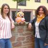 Tanja Fischer von der Kommunalen Kinder- und Jugendarbeit und Birgitta Steigerwald vom  Familieninformationszentrum mit dem Maskottchen „Benny Biber“.