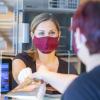 "Keep smiling! Auch unter der Maske und Durchhalten ist angesagt", meint Bäckereiinhaberin Julia Jüngling. Seit dieser Woche gilt in Geschäften die Maskenpflicht.
