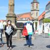 Mit einer groß angelegten Plakataktion wollen (von links) Jörg Geier und Manuela Michel aus der Stabsstelle Kreisentwicklung, Carl-Christian Bittorf und Thomas Habermann die Bevölkerung zum Einkauf in den hiesigen Geschäften ermuntern.