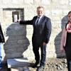 Ein Glas mit Dokumenten wird zum Abschluss der Dorferneuerung in Reupeldsorf eingemauert. Oswald Bader (von links), Bürgermeister Werner Knaier, Ingenieurin Regina Kober und Steinmetz Jürgen Schulz waren bei der inoffiziellen Feierstunde vor Ort.