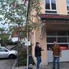 Karlheinz Markl spendierte den Ziegelangerern eine sechs Meter hohe Birke, die er zusammen mit einem Freund der Familie vor dem Feuerwehrhaus aufstellte. Karlheinz Markl spendierte den Ziegelangerern eine sechs Meter hohe Birke, die er zusammen mit einem Freund der Familie vor dem Feuerwehrhaus aufstellte.