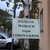 Auf dem Maibaum in Ziegelanger prangt das humorvolle Schild: "Einmann-Maibaum wegen Corona-Krise" Auf dem Maibaum in Ziegelanger prangt das humorvolle Schild: "Einmann-Maibaum wegen Corona-Krise"