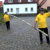 Martin Fella und seine Lebensgefährtin Madlen Thiele marschieren mit der 10-Meter-Birke auf dem Sander Kirchplatz ein.