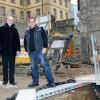 Aus zwei mach eins - Für das Projekt "Betreutes Wohnen in der Arnsteiner Innenstadt" wurden zwei Anwesen zu einem zusammegelegt. Im Bild Projektsteuerer Architekt Alfons Mühlrath und Bauunternehmer Martin Fischer.