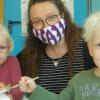 Im Bild Zoe und Lio Schwantuschke mit der Leiterin des Kindergartens, Daniela Weißenberger.