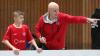 Ralf Santelli in seinem Element: Der Fußballlehrer mit Nachwuchsspieler Muhammed Kapukiran (links) am Seitenrand beim internationalen Hallenturnier der Würzburger Kickers.