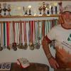In Günter Straubs Trophäenraum stapeln sich die Medaillen, Pokale, Urkunden und sonstigen Auszeichnungen, die der 73-Jährige in seinen fast 1000 Läufen gesammelt hat. Nicht zu vergessen die Auszeichnungen seiner Ehefrau Marlene, die ebenfalls eine begeisterte Sportlerin ist.